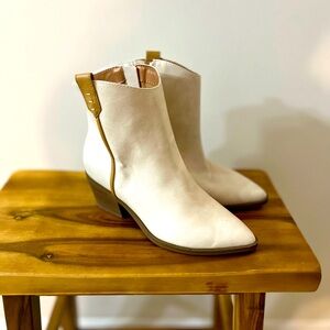 Universal Thread white boots. Women’s size 6